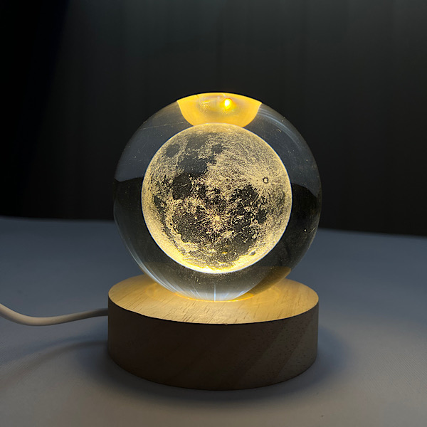 گوی کریستالی ماه