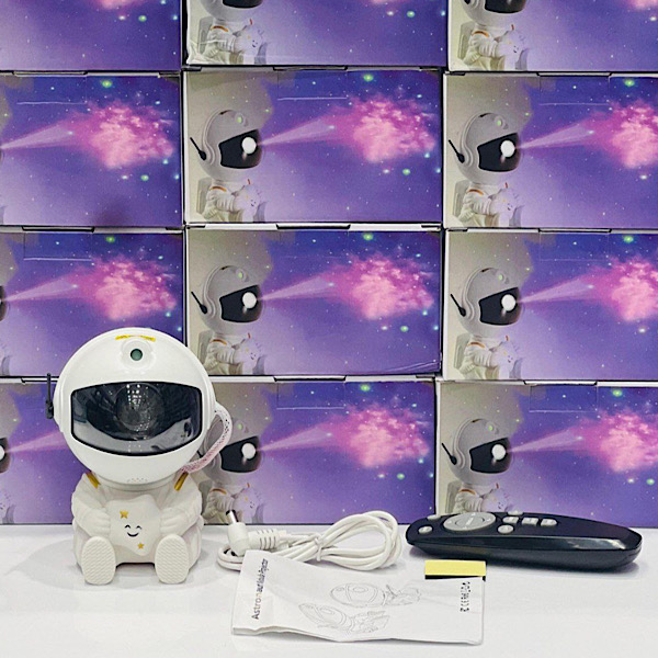 چراغ خواب فضانورد نشسته